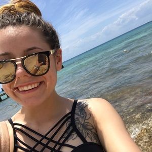 Meet your Posher, Alexis